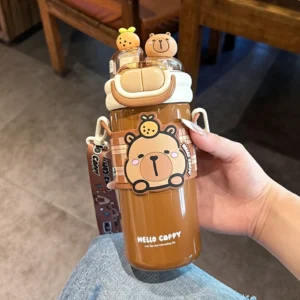 Karamellbraune Capybara Trinkflasche mit 3D Deckel und verstellbarem Schultergurt