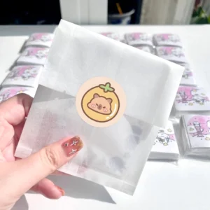 Liebevoller Capybara mit rosa Herz auf runder Sticker