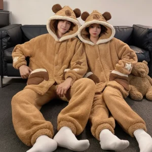 Kawaii Capybara Pyjama Set braun, warmes Korallenfleece Schlafanzug für Paare