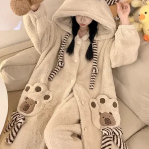 Niedliches Kawaii Capybara Schlafanzug Set mit langer Kapuzen Robe aus Sherpa Fleece