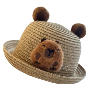 Kind hält beigen Stroh Capybara Fischerhut mit 3D Plüsch Capybara Gesicht und braunen Ohren