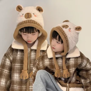 Kind zeigt die volle Ansicht der flauschigen Capybara Beanie mit 3D-Ohren und niedlichen Pfoten-Ohrenklappen