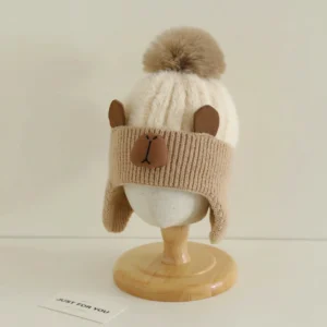 Kinder Capybara Ohrenschützer Mütze in Sanftes Beige mit flauschiger weißer Oberseite und gerippten braunen Ohrlappen
