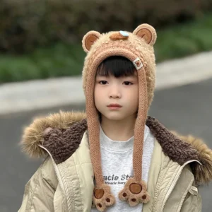 Kind trägt kinder lockige Sherpa Capybara Mütze mit lustiger blauer Nasenblase und flauschigen Pfoten-Ohrenschützen
