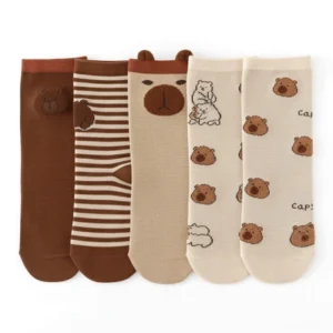 Nahaufnahme der gemusterten Capybara Kinder Socke mit kleinen Capybara-Köpfen