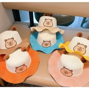 Sammlung aller sechs Kinder Capybara Strohhüte mit weißer Krone, Capybara-Stickerei und Wellenkrempe in Blau, Orange, Gelb, Rosa, Khaki und Beige