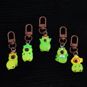 Leuchtende Capybara Anhänger im Dunkeln: 5 Figuren strahlen in neongrüner Farbe, verschiedene Motive sichtbar