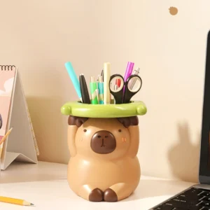 Liegender entspannter Capybara Stifthalter mit Yuzu Frucht auf dem Kopf