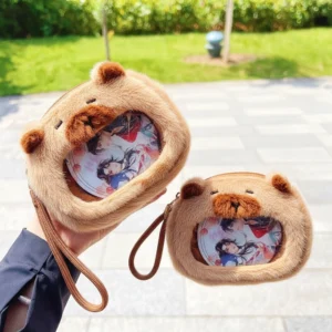 hand hält mehrere capybara plüsch ausweishalter mit bunten 75mm anime abzeichen