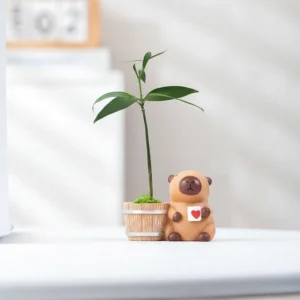 mini capyara blumentopf aus resin fuer sukkluenten, kapibara design mit kaffeebecher