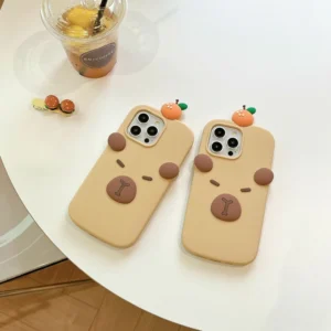 Minimalistische Capybara Handyhülle mit 3D Orange auf dem Kopf