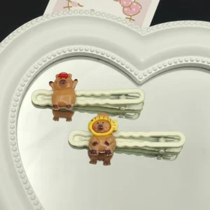 Nahaufnahme einzelne Capybara Haarspange mit detailliertem 3D Resin Capybara Charm