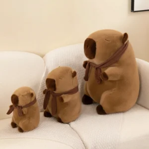 Nahaufnahme eines sitzenden Capybara Plüschtieres mit braunem Strickschal