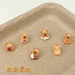 Nahaufnahme der verschiedenen mini capybara ohrstecker in allen sechs designs