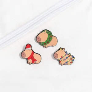 Nahaufnahme weihnachtlicher Capybara Anstecknadeln - Capybara Pin Emaille