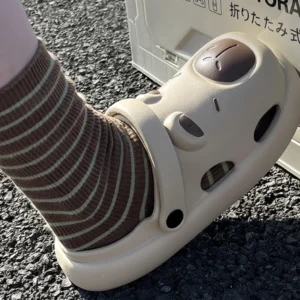 niedliche 3d capybara clogs in khaki mit verstellbarem fersenriemen