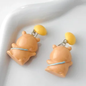 Nahaufnahme der süßen Capybara Ohrringe, detailreiches Cartoon Capybara Accessoire in hellen Farben