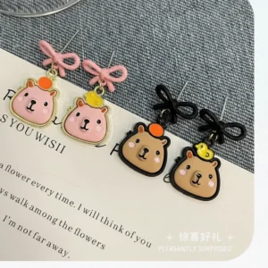Niedliche Capybara Ohrstecker in Pink, Weiß und Schwarz mit verschiedenen Befestigungsvarianten