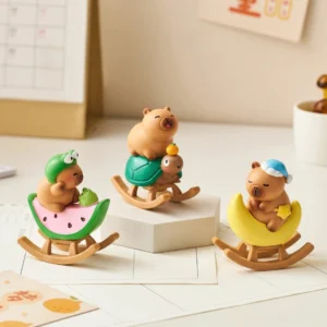 niedliche handbemalte capybara figur als deko für schreibtisch