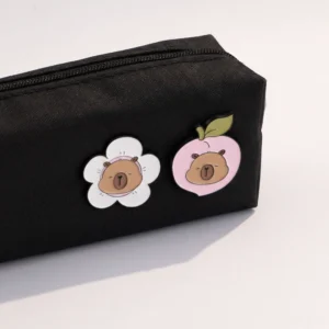 Niedlicher chubby capybara pin als Deko für Taschen und Kleidung
