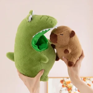 Niedliches Capybara Stofftier im grünen Krokodil Pyjama