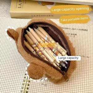 Offenes Capybara Plüsch Mäppchen mit Stiften, zeigt große Kapazität