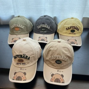 olivgruene kinder capybara baseballkappe mit bestickung und lugendem capybara auf der schirm