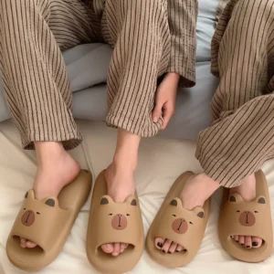 Paar getragene Capybara Schlappen mit 3D Ohren von zwei Personen