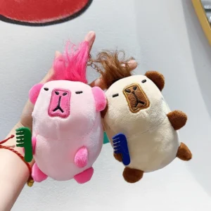 Hand haelt pinken wild hair capybara plu-sch-schluesselanhaenger mit geflochtenem ponytail
