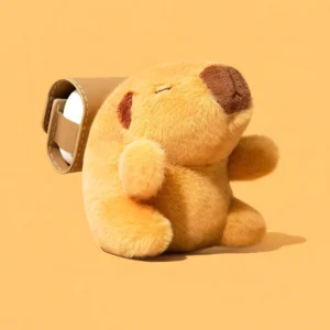 Plüsch Capybara AirPods Hülle, Detailansicht der eingeprägten Capybara-Gravur auf dem Lederrucksack