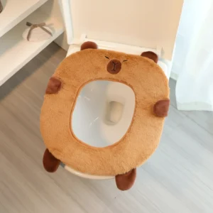 Plüsch Capybara WC Sitzauflage in Goldbraun auf Toilettensitz montiert, Ansicht von vorne mit 3D Pfoten