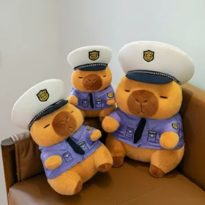 polizei capybara stofftier detailansicht uniform und badge
