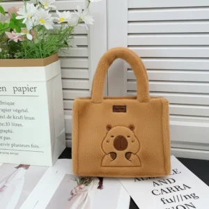 quadratische pluesch capybara tote bag in kamelbraun mit stickerei motiv