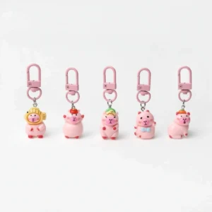 Gesamtsicht aller 5 rosa Capybara Taschenanhänger mit unterschiedlichen Motiven