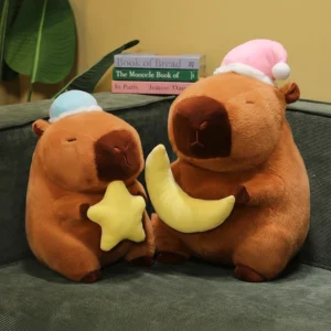 Zwei schläfrige Capybara Kuscheltiere Stern und Mond Edition nebeneinander