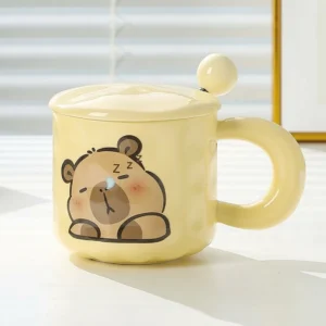 Schlafende Capybara Tasse mit Deckel und Löffel, pastellgelb, Capybara Fanartikel