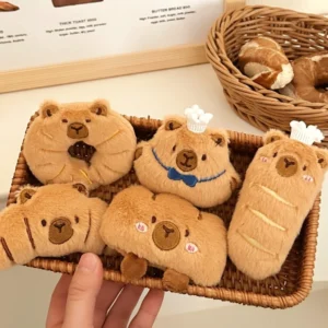 Sechs bäckerei-thematisierte capybara plush anstecknadeln mit croissant, baguette, donut, brathähnchenschenkel, brot und chef design, alle mit gestickten capybara gesichtern