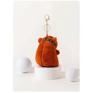 Seitenprofil des Fotograf Capybara Plüsch Schlüsselanhänger mit Detail des Kameragurts, Capybara Plüsch-Anhänger