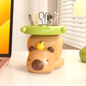 Detailansicht des sitzenden Capybara Harz Stifthalters