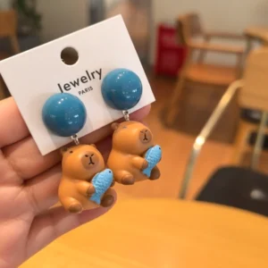Süße Capybara Ohrringe 3D Modell mit Capybara der Fisch umarmt, Capybara Ohrstecker verfügbar als S925 Silber oder Clip-On