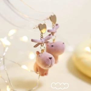 Süsse rosa Capybara Ohrstecker mit glänzender Oberfläche, erhältlich als S925 Silber Stecker und komfortable Clip-on Variante
