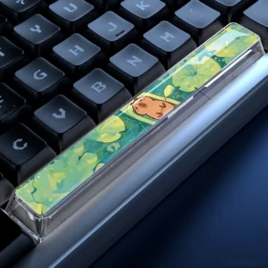 Transparente Capybara Spacebar Tastenkappe mit Design 'Lotus Pond', entspannte Capybara im Lotos-Teich