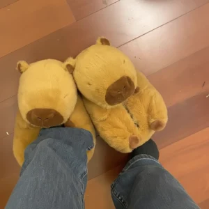 uebergrosse 3d capybara pluesch hausschuhe in golden-braun, capybara schuhe