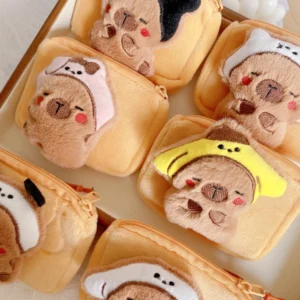 Verschiedene rechteckige Capybara Plush Geldbeutel mit verschiedenen Kostüm Designs