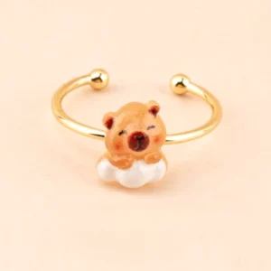 Verstellbarer Capybara Ring im Design Capybara sitzt auf flauschiger Wolke