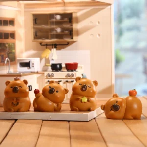 Vier niedliche Capybara Mini Figuren aus braunem Harz in verschiedenen Posen, mit Krone und Orange auf dem Ruecken, als Capybara Figur Dekoration