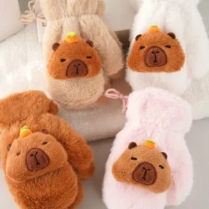 Vier farbige flauschige Capybara Kinder Fäustlinge in Braun, Beige, Weiß und Rosa mit Capybara Gesicht und Verlustsicherung Schnur