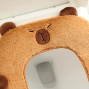 Weiche Capybara WC Auflage von der Seite zeigend, detailaufnahme der ausgestopften 3D Pfoten und Ohren
