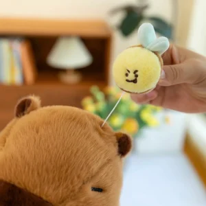 Weiches braunes Capybara Stofftier mit geschlossenen Augen im Zen-Stil