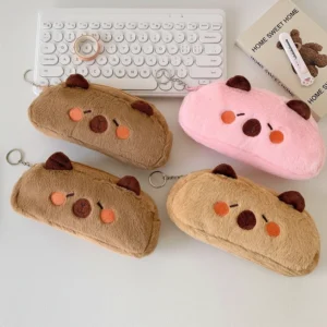 Weiches Plüsch Capybara Mäppchen in rosa mit besticktem Capybara Gesicht